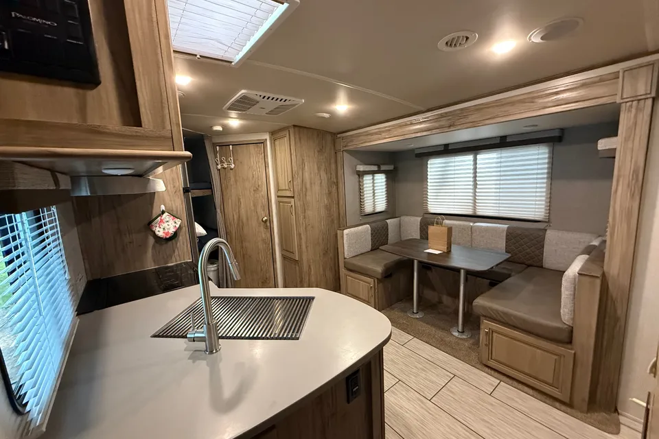 The Wanderer - Palomino SolAire Ultra Lite 240BHS