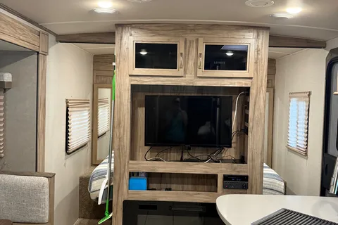 The Wanderer - Palomino SolAire Ultra Lite 240BHS