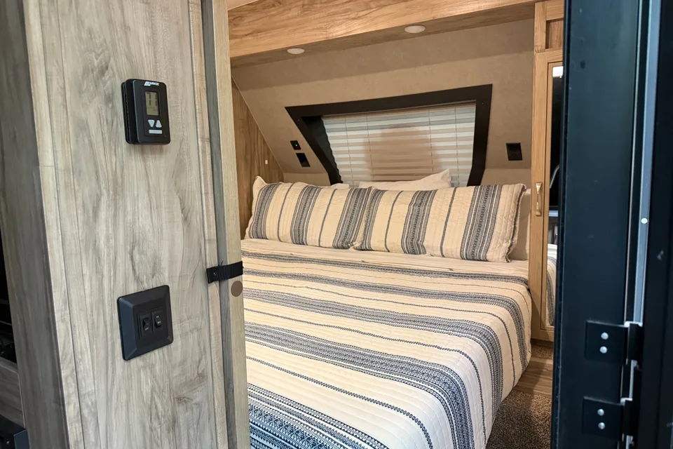 The Wanderer - Palomino SolAire Ultra Lite 240BHS