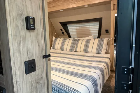 The Wanderer - Palomino SolAire Ultra Lite 240BHS