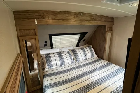 The Wanderer - Palomino SolAire Ultra Lite 240BHS