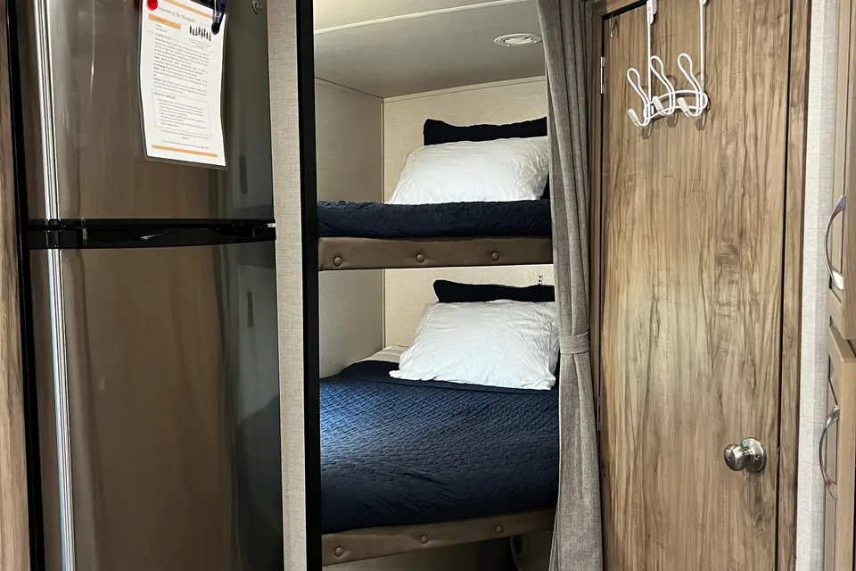 The Wanderer - Palomino SolAire Ultra Lite 240BHS