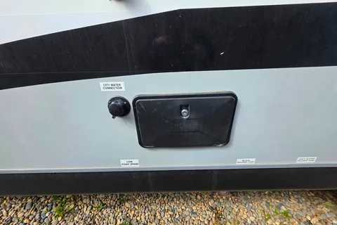 MacGregor's Jayco Jay Feather 24RL Travel Trailer