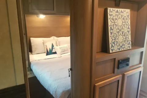 RV Bunk-Bed Vacation! (Minutes from Drumheller)