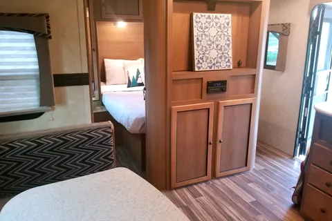 RV Bunk-Bed Vacation! (Minutes from Drumheller)