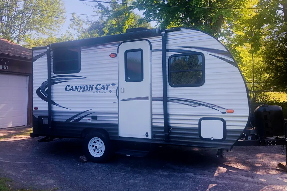 15' Palomino Canyon Cat Travel Trailer