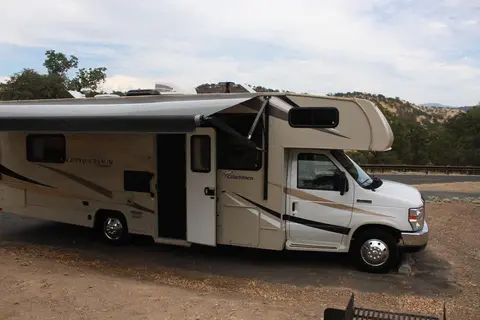 29.5 ft Class C Motorhome ideal for national parks.