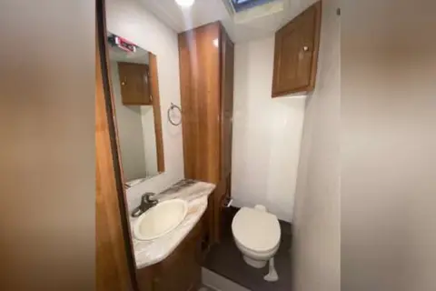 29.5 ft Class C Motorhome ideal for national parks.