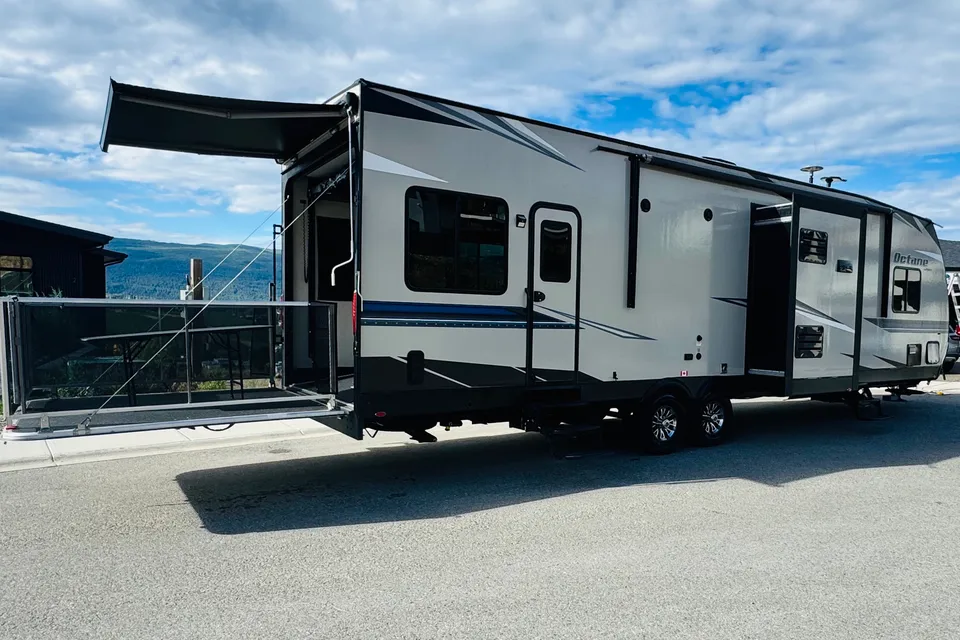 40ft 2 bath Jayco t32g Toy Hauler
