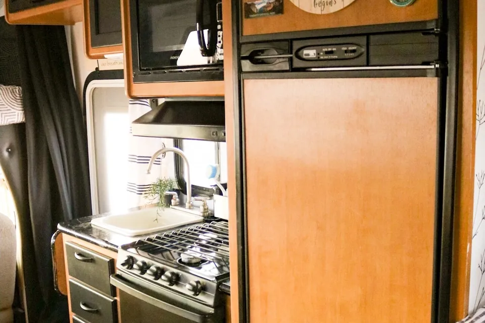 Boho-Chic Haven on Wheels: Exquisite 2015 Thor Motor Coach Freedom Elite 22