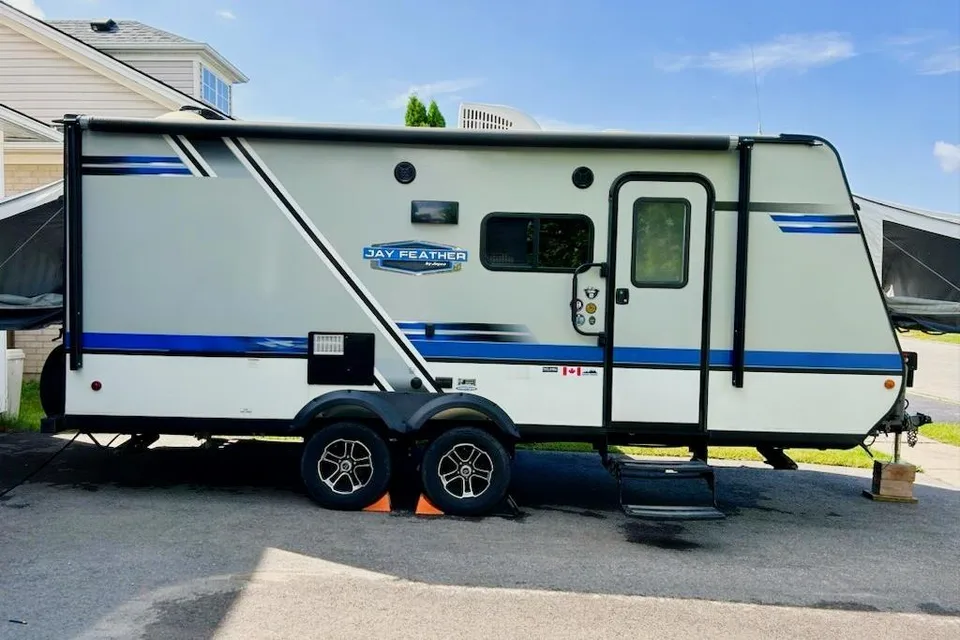 Kyle 's Jayco Jay Feather Hybrid