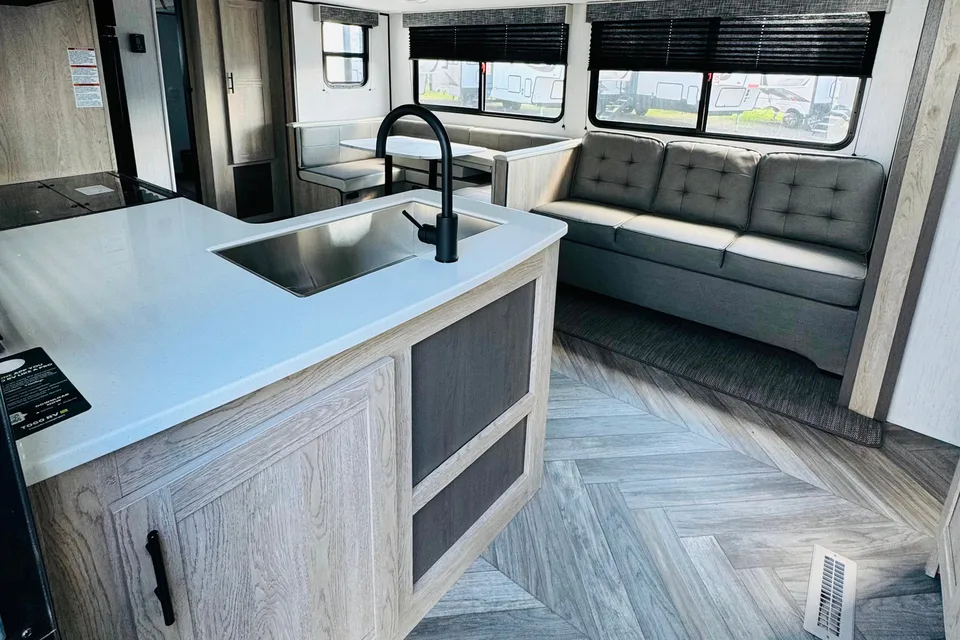 BRAND NEW!! 2024 Heartland Prowler 320SBH