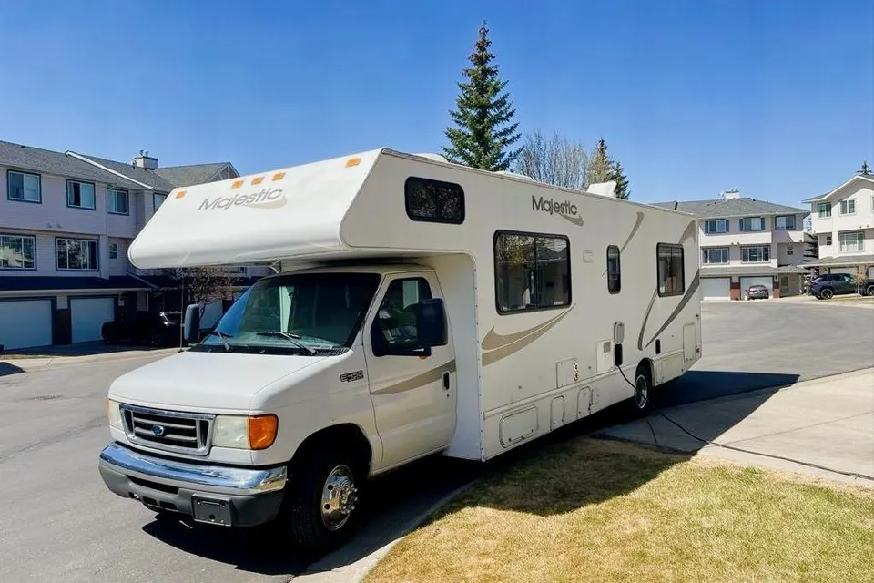 Large Motorhome with everything for your Rockies adventure