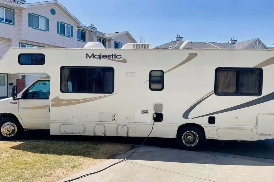 Large Motorhome with everything for your Rockies adventure