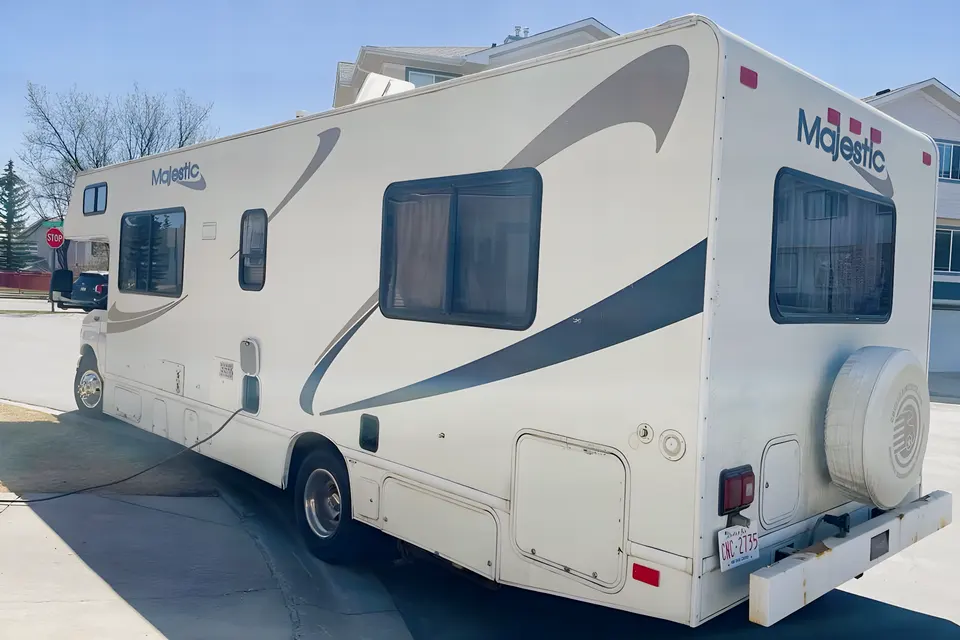 Large Motorhome with everything for your Rockies adventure