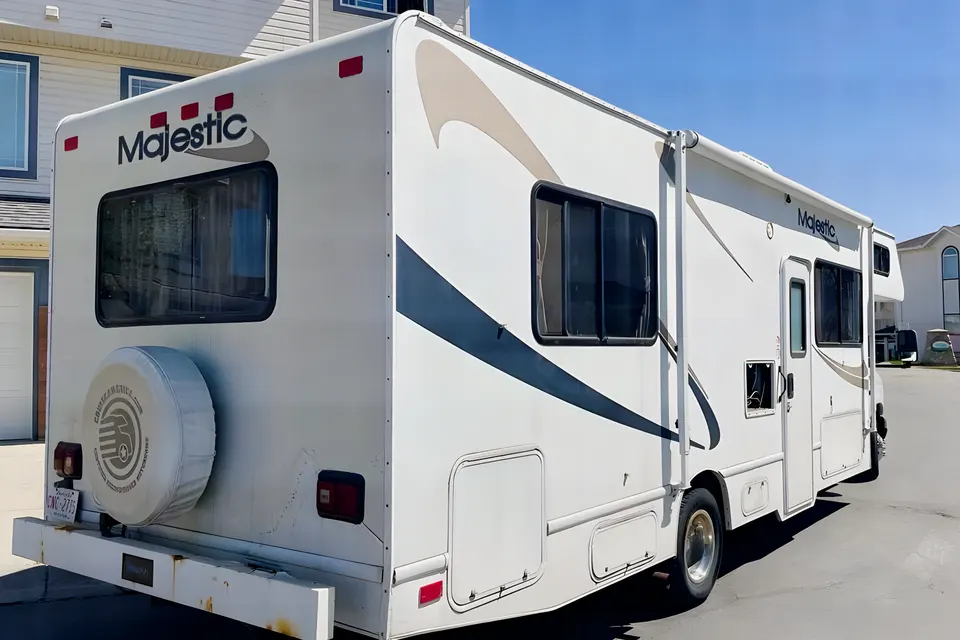 Large Motorhome with everything for your Rockies adventure