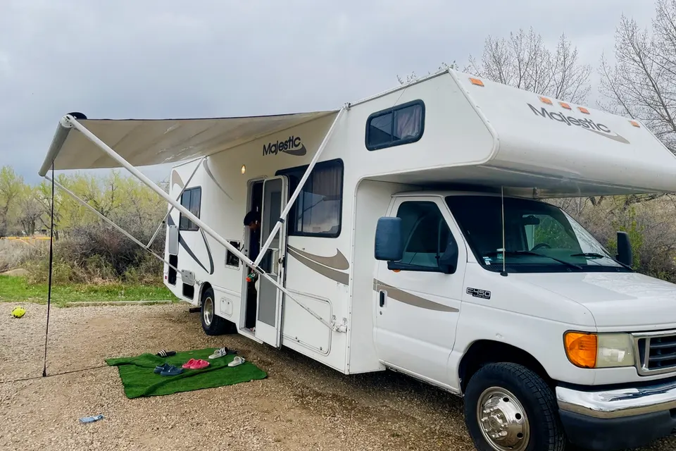Large Motorhome with everything for your Rockies adventure