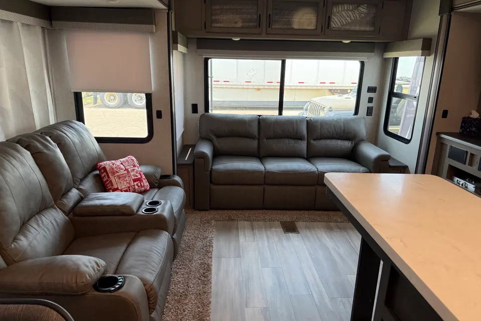 5th Wheel Luxury Living