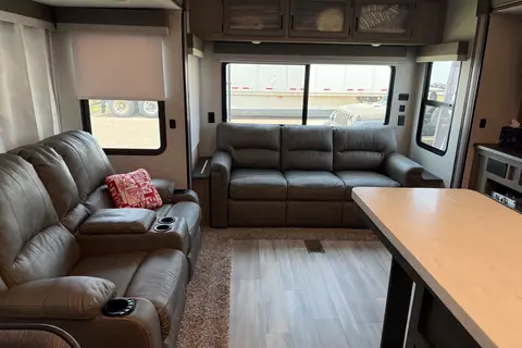 5th Wheel Luxury Living