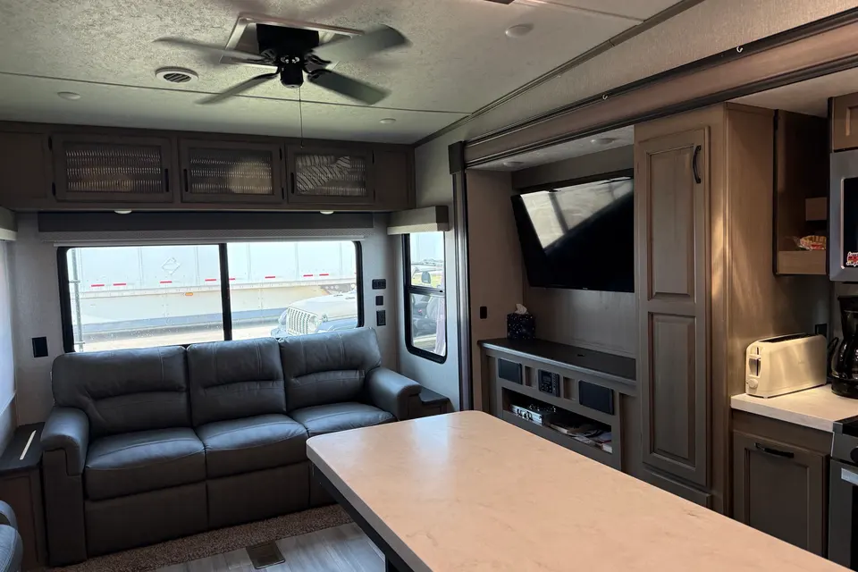 5th Wheel Luxury Living