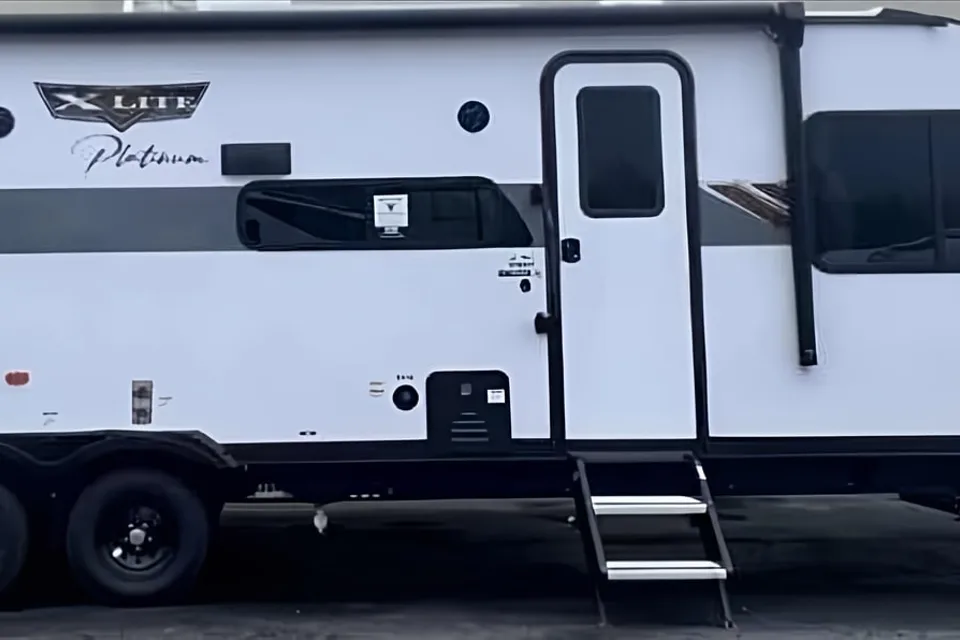Platinum Forest River Wildwood X-Lite 273QBXLX Travel Trailer