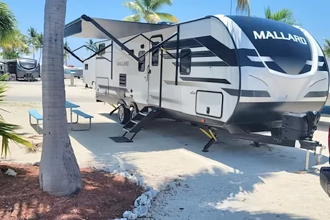 1 Night free 2022 Mallard M26 King Bed
