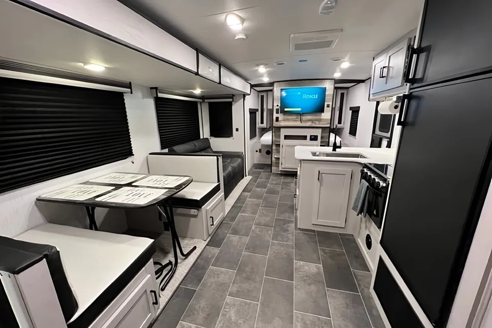 1 Night free 2022 Mallard M26 King Bed