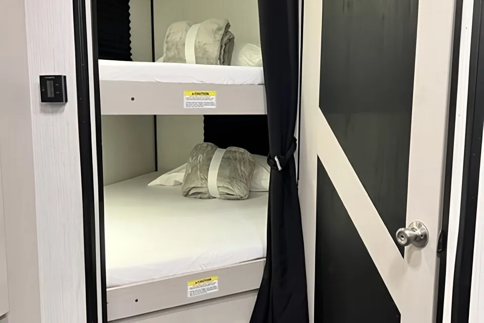 1 Night free 2022 Mallard M26 King Bed