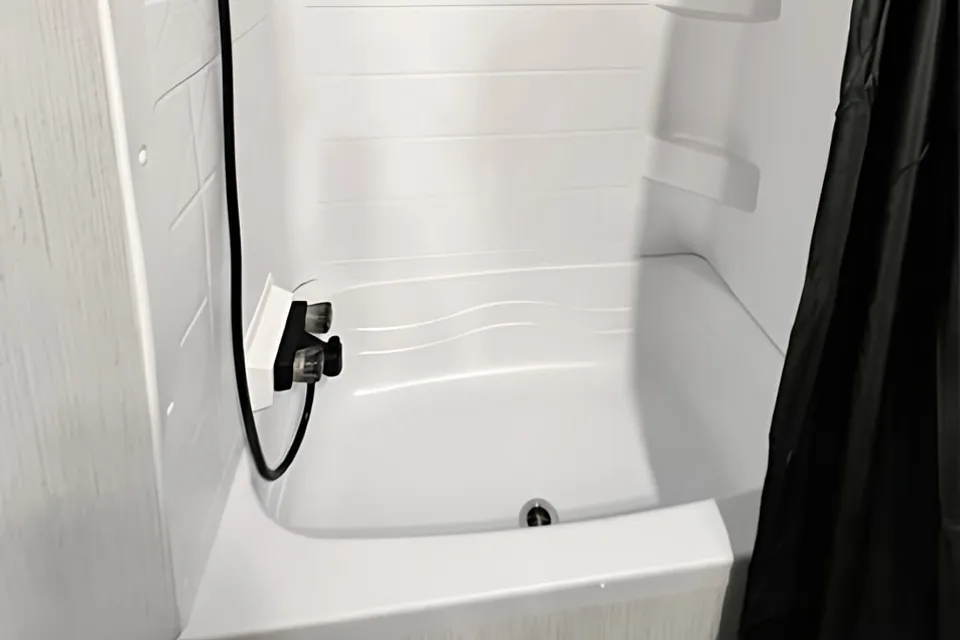 1 Night free 2022 Mallard M26 King Bed