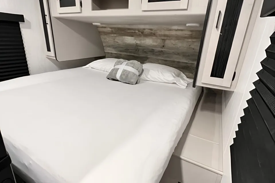 1 Night free 2022 Mallard M26 King Bed