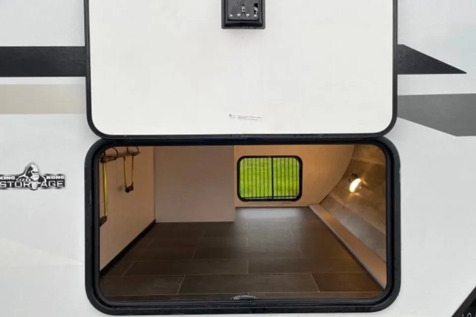 1 Night free 2022 Mallard M26 King Bed
