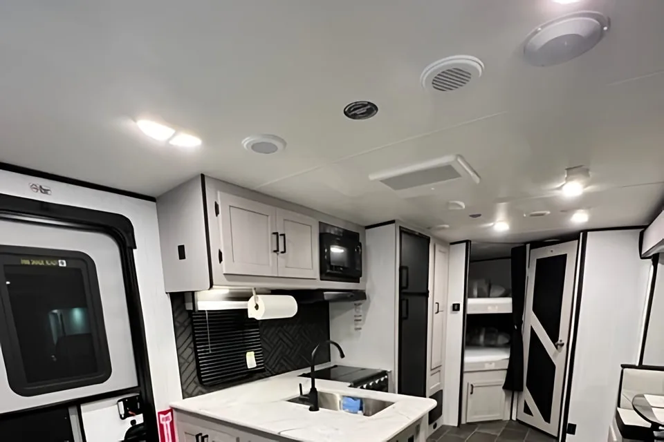 1 Night free 2022 Mallard M26 King Bed