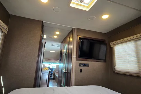Family RV Class C Perfect Size, equiped with Cooking, Sleeping and Camping supplies.