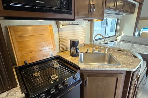 Family RV Class C Perfect Size, equiped with Cooking, Sleeping and Camping supplies.
