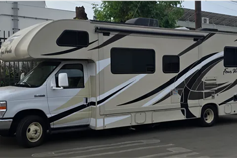 Family RV Class C Perfect Size, equiped with Cooking, Sleeping and Camping supplies.