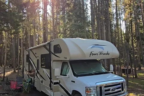 Family RV Class C Perfect Size, equiped with Cooking, Sleeping and Camping supplies.