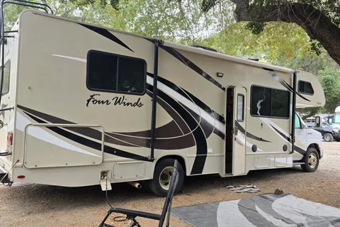 Family RV Class C Perfect Size, equiped with Cooking, Sleeping and Camping supplies.