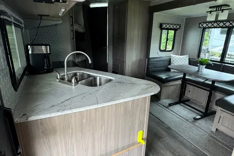 Coachmen Freedom Express 257 BHS - La famille Imbeault
