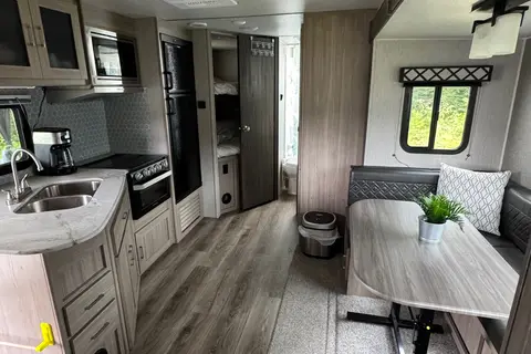 Coachmen Freedom Express 257 BHS - La famille Imbeault