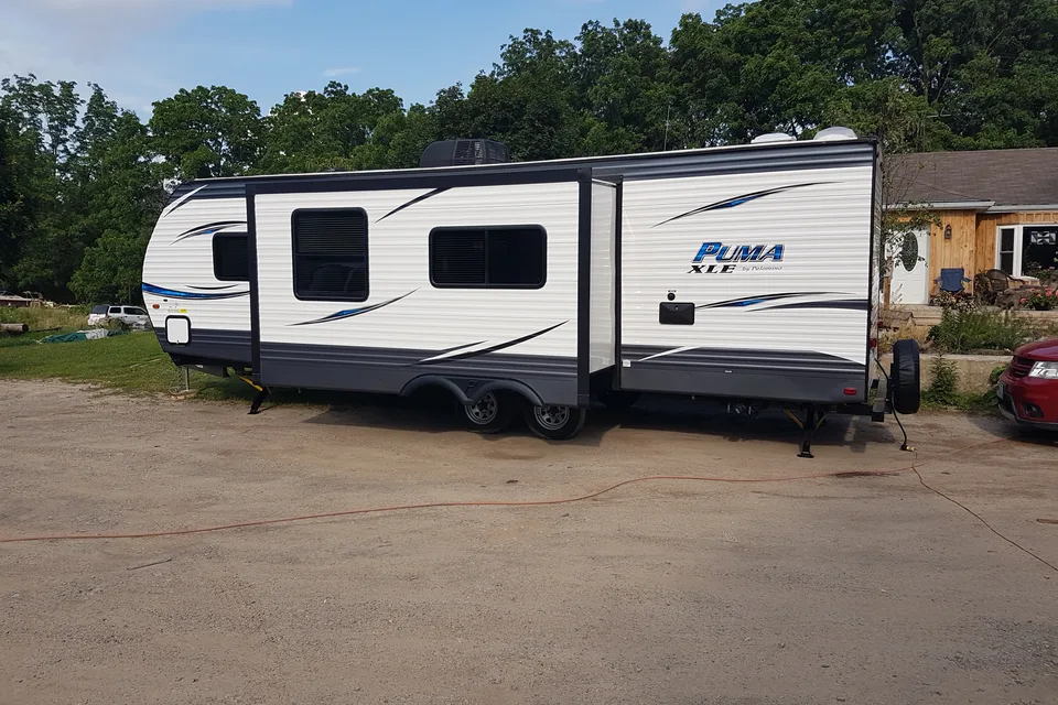 Dennis's Palomino Puma xle lite Travel Trailer