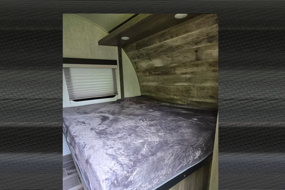 Like New - Grand River 22MB Travel Trailer