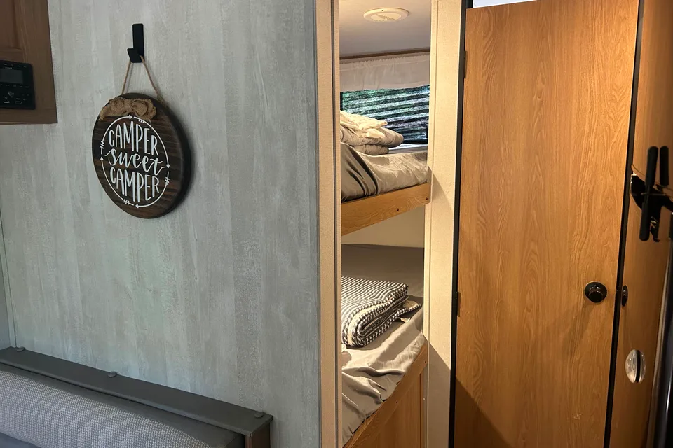 Julie's Prime Time Avenger 26bk Travel Trailer