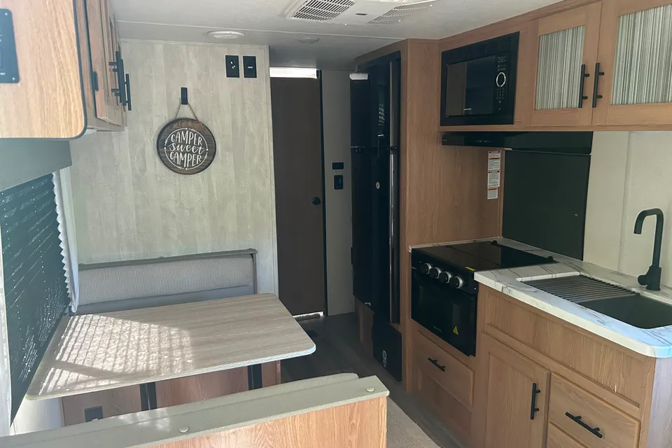 Julie's Prime Time Avenger 26bk Travel Trailer