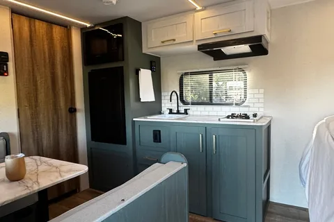Couples Glamping Coach! (Free Napa or Sonoma Pick up)