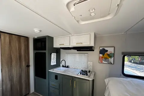 Couples Glamping Coach! (Free Napa or Sonoma Pick up)