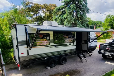 Toyhauler in Toronto!! Do you like dirtbikes? you want to go to the track for the weekend, take my trailer and enjoy!! 