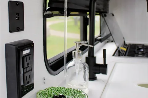 Toyhauler in Toronto!! Do you like dirtbikes? you want to go to the track for the weekend, take my trailer and enjoy!! 