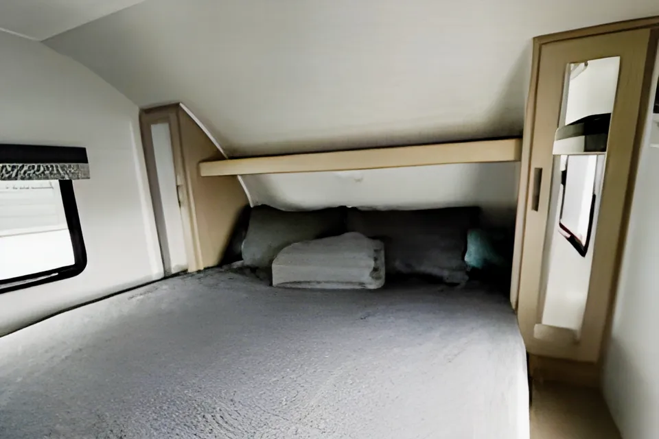 Ellie- Luxury camping with plenty of space 