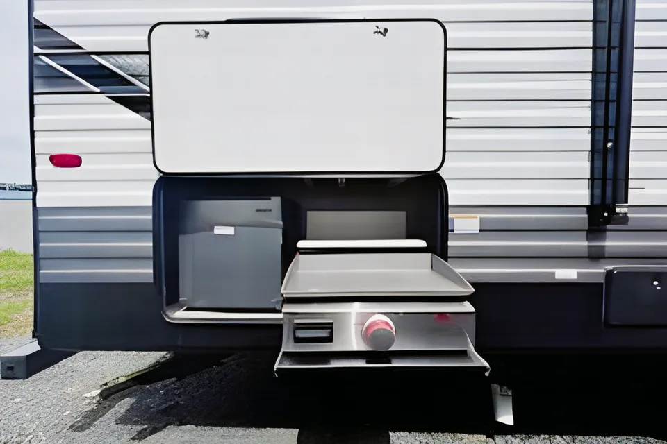 Ellie- Luxury camping with plenty of space 