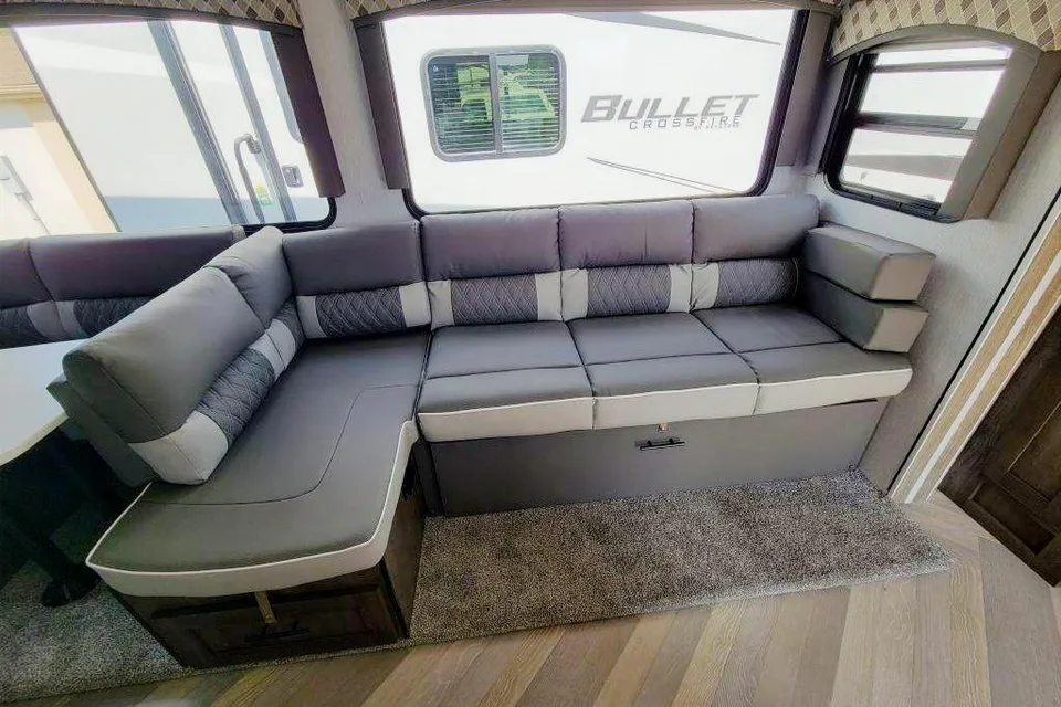 Ellie- Luxury camping with plenty of space 